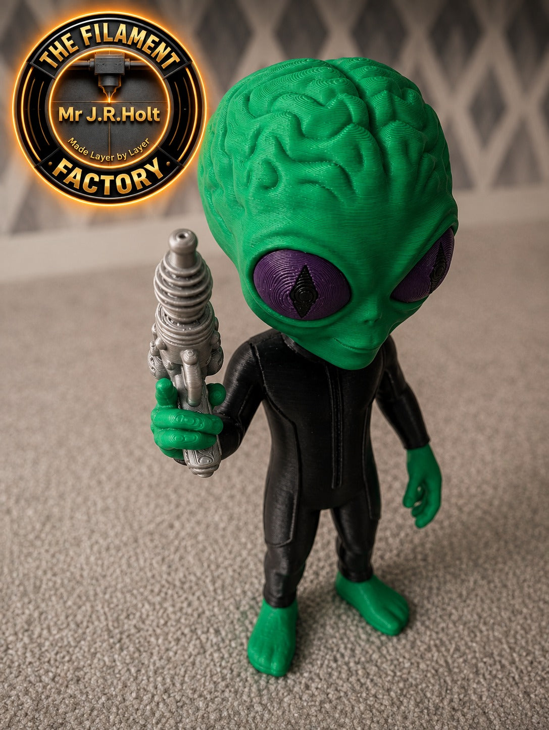 Green Alien Figurine with Ray Gun – Classic Sci-Fi Desk Toy – UK Seller