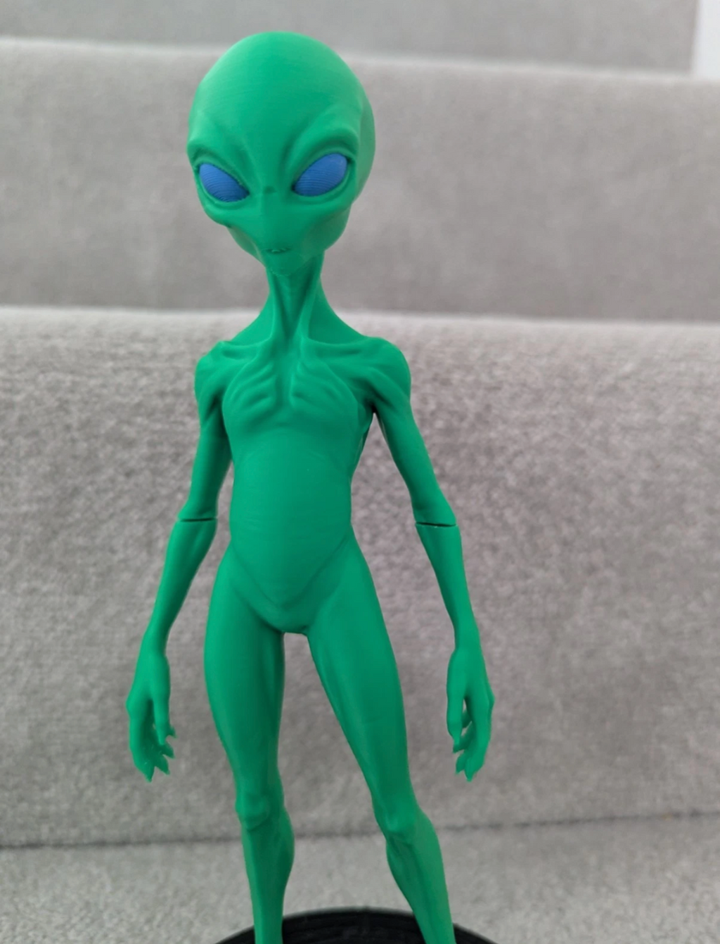 Green Alien Figurine 24cm Tall + Ornate Skull Stand– Sci-Fi Collectible UkSeller