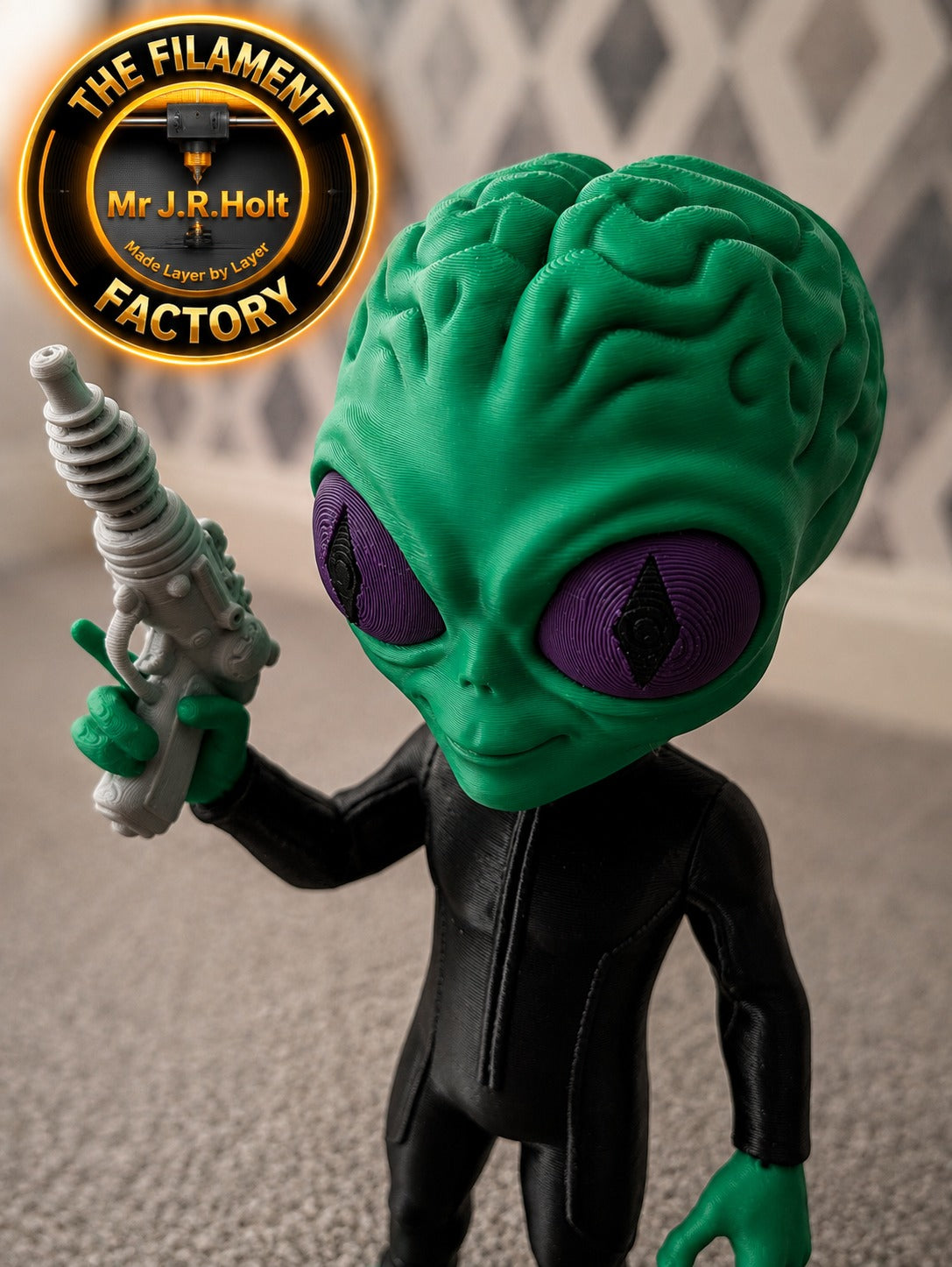 Green Alien Figurine with Ray Gun – Classic Sci-Fi Desk Toy – UK Seller