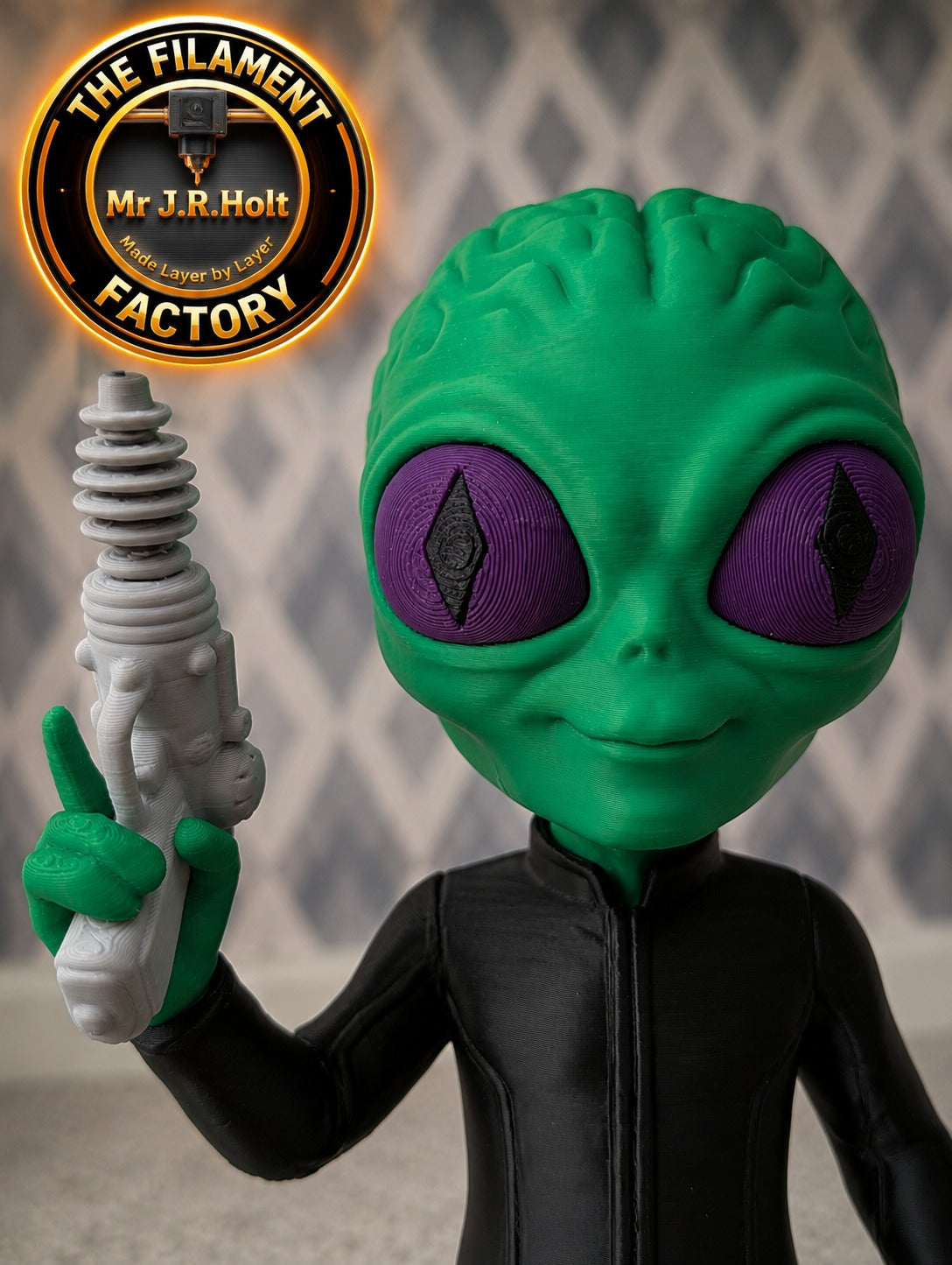 Green Alien Figurine with Ray Gun – Classic Sci-Fi Desk Toy – UK Seller