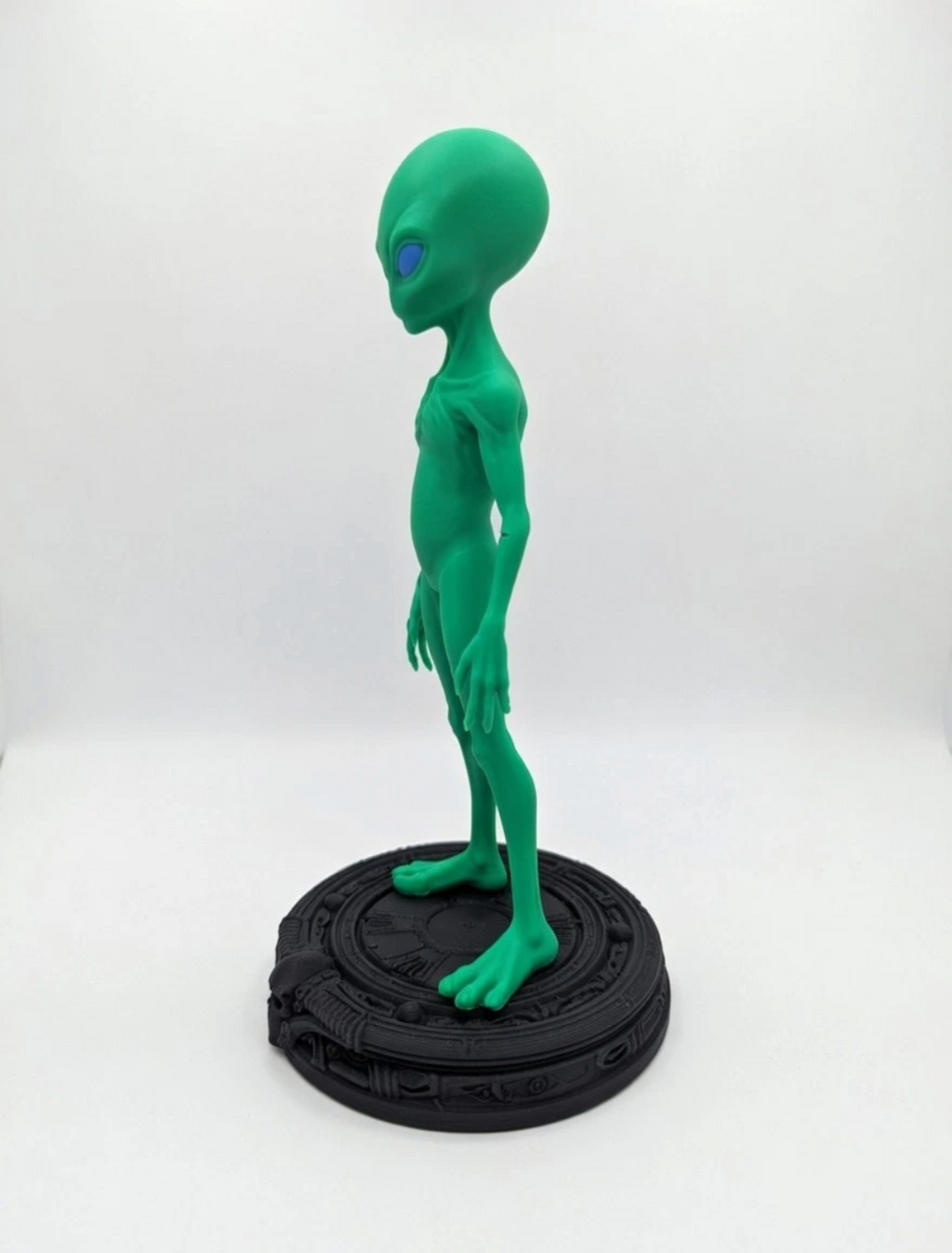 Green Alien Figurine 24cm Tall + Ornate Skull Stand– Sci-Fi Collectible UkSeller