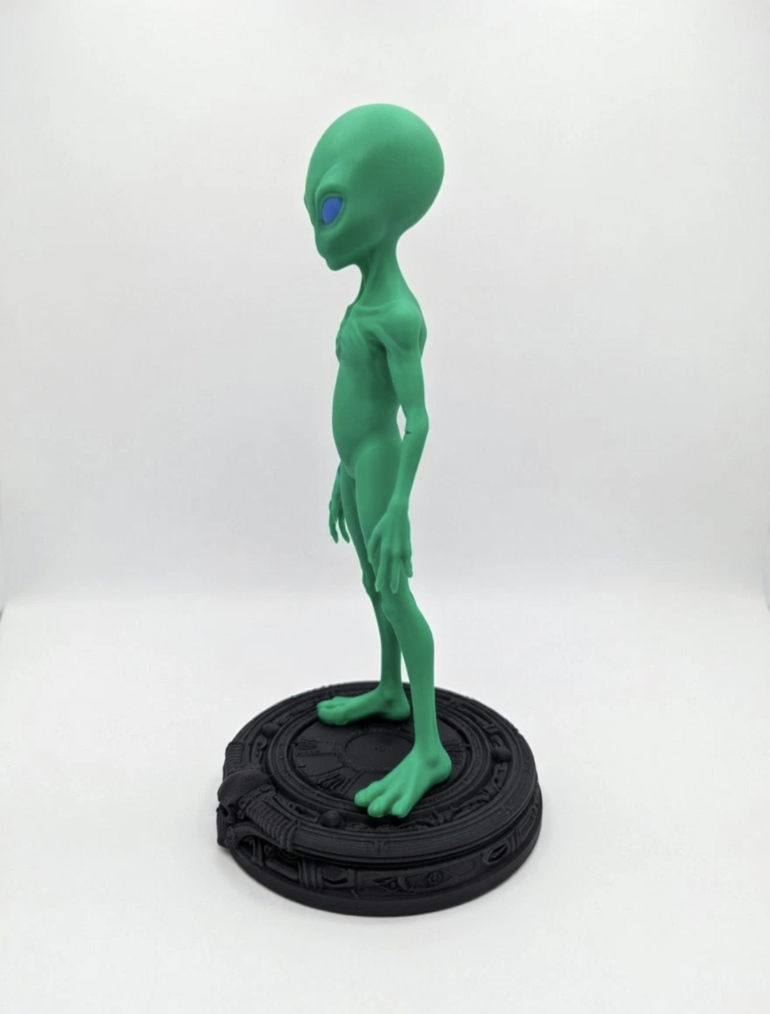 Green Alien Figurine 24cm Tall + Ornate Skull Stand– Sci-Fi Collectible UkSeller