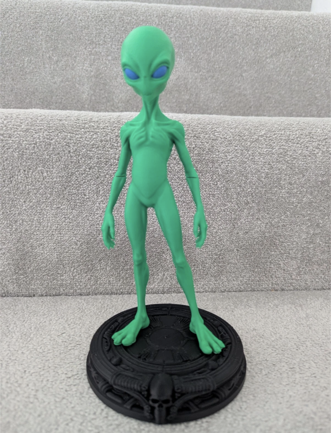 Green Alien Figurine 24cm Tall + Ornate Skull Stand– Sci-Fi Collectible UkSeller