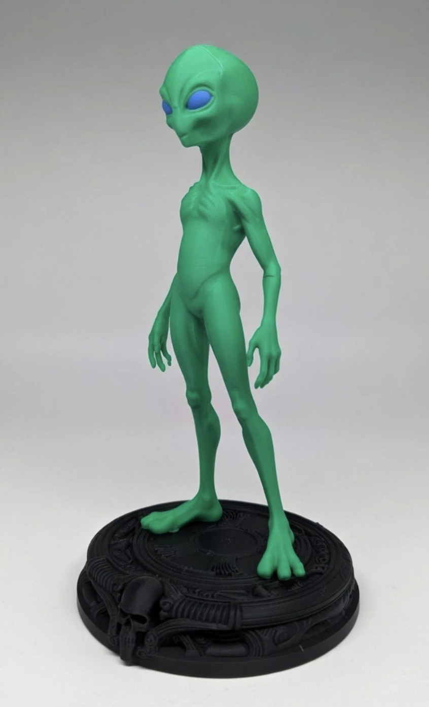 Green Alien Figurine 24cm Tall + Ornate Skull Stand– Sci-Fi Collectible UkSeller