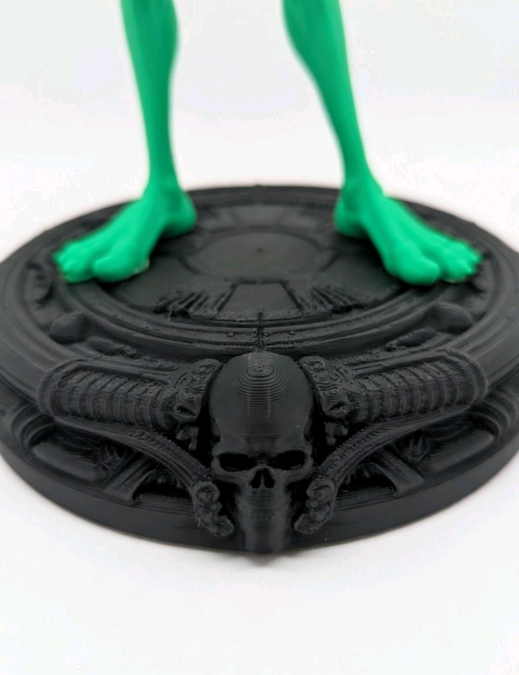 Green Alien Figurine 24cm Tall + Ornate Skull Stand– Sci-Fi Collectible UkSeller