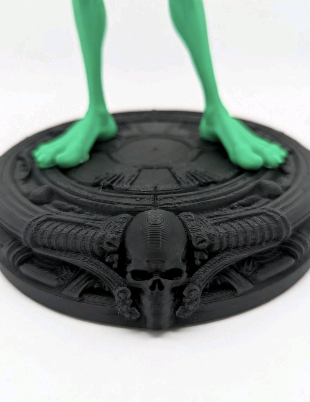 Green Alien Figurine 24cm Tall + Ornate Skull Stand– Sci-Fi Collectible UkSeller